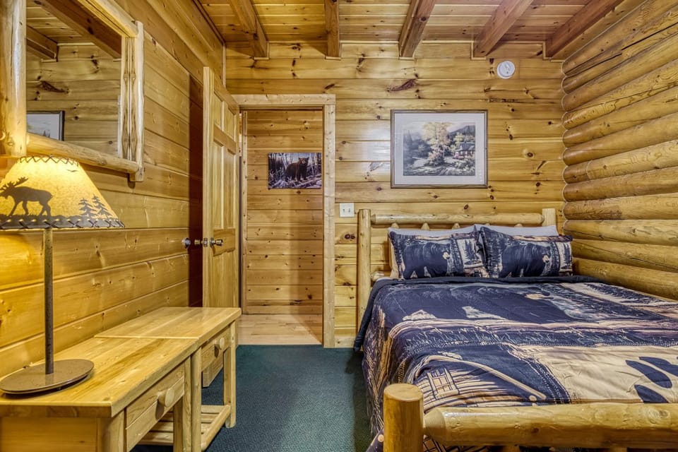 Majestic Bear Retreat Chalet in Pigeon Forge