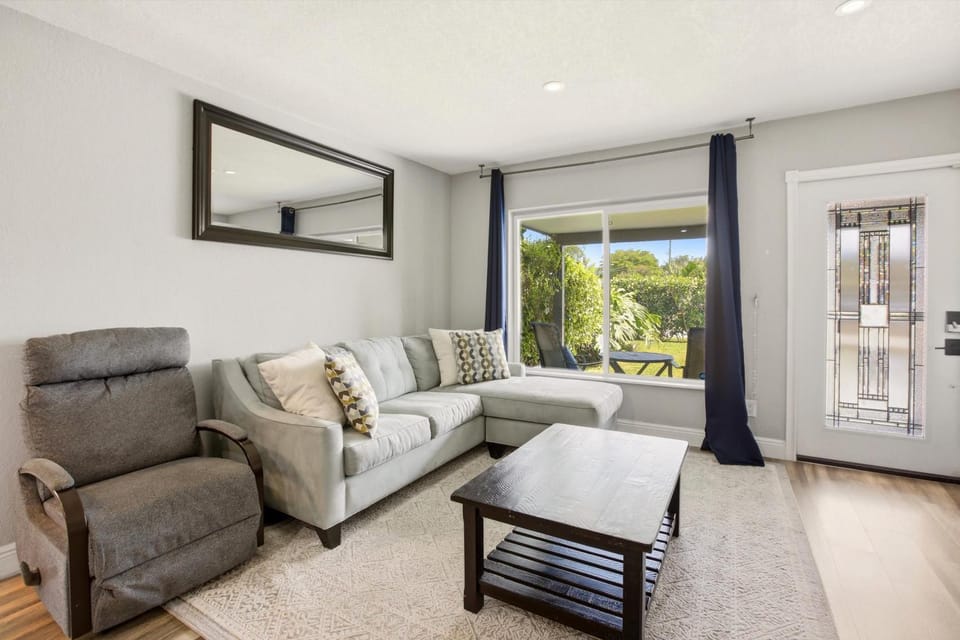 Spacious 3BR Fort Lauderdale Retreat Sleeps 6 Patio Free Parking Near Beaches & Dining House in Oakland Park