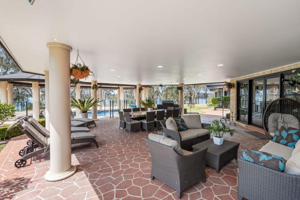 Wilderness Waters Grand Estate with Private Pool and Tennis Court House in Cooranbong
