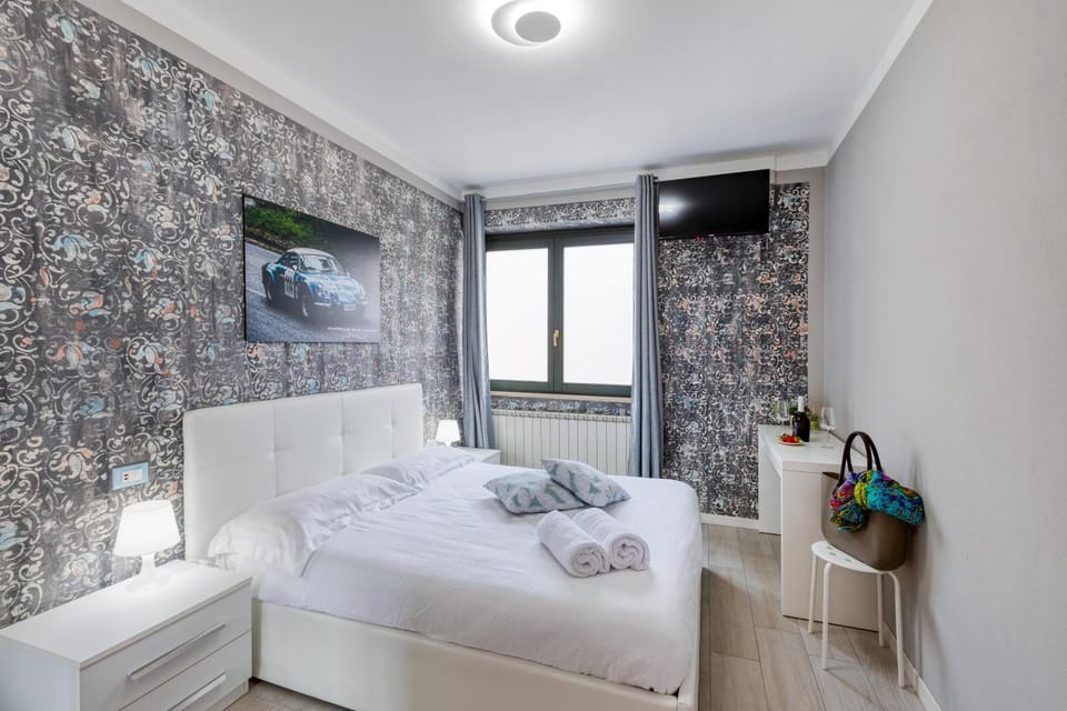 Bed, TV and multimedia, Photo of the whole room, Bedroom