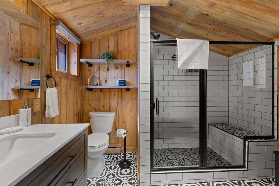 Cabin 2- Two BR Cabin w Hot Tub Cabin in Estes Park