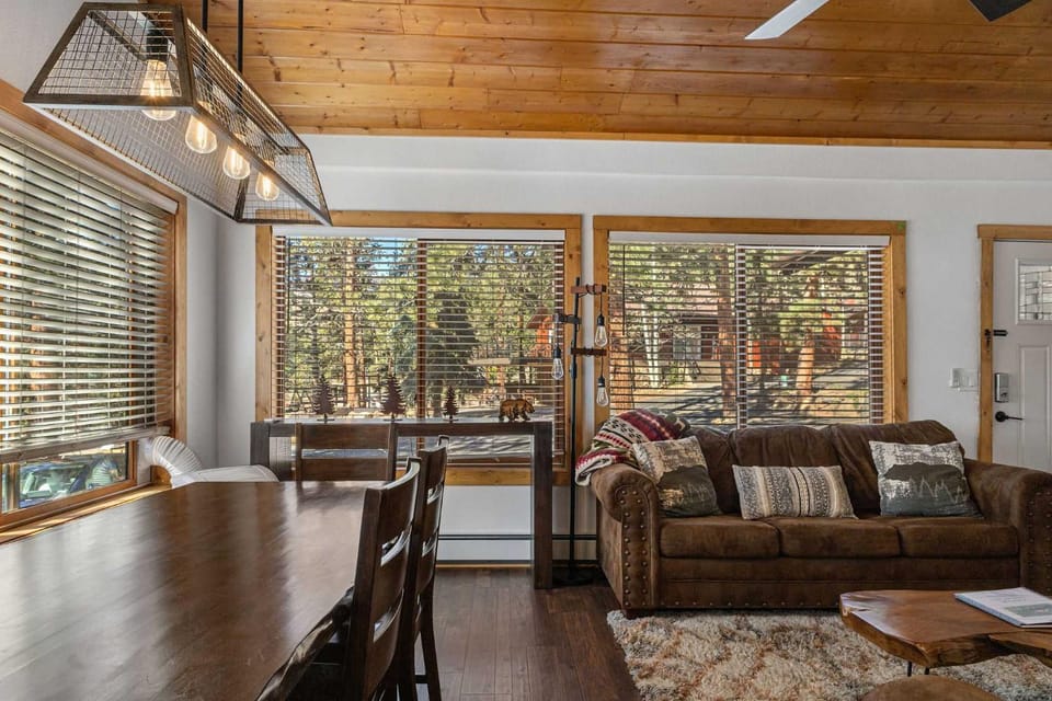 Cabin 3- Cozy updated cabin 5 min to RMNP Cabin in Estes Park