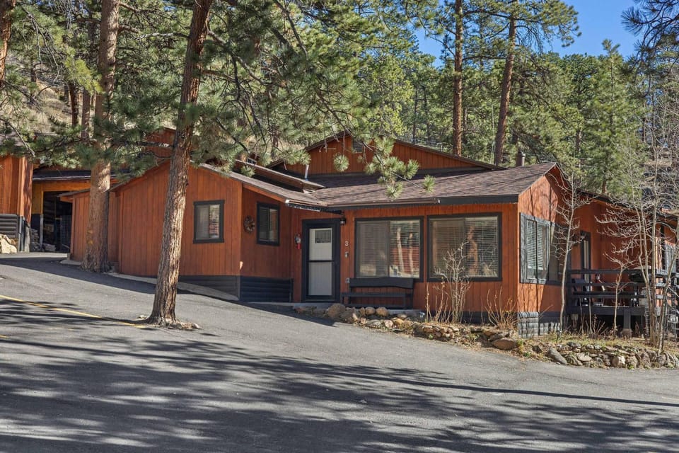 Cabin 3- Cozy updated cabin 5 min to RMNP Cabin in Estes Park