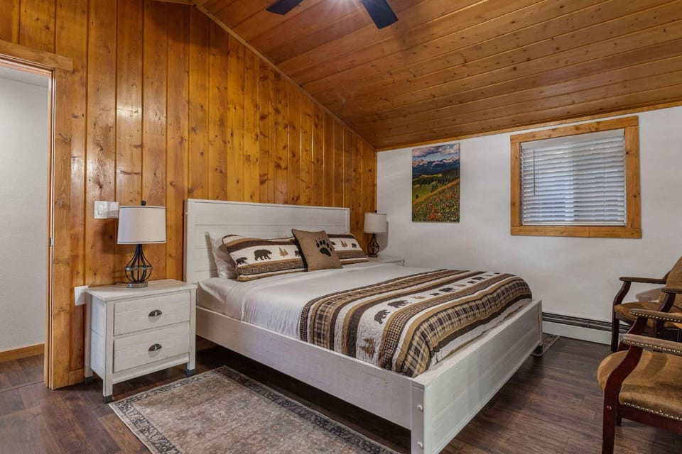 Cabin 3- Cozy updated cabin 5 min to RMNP Cabin in Estes Park