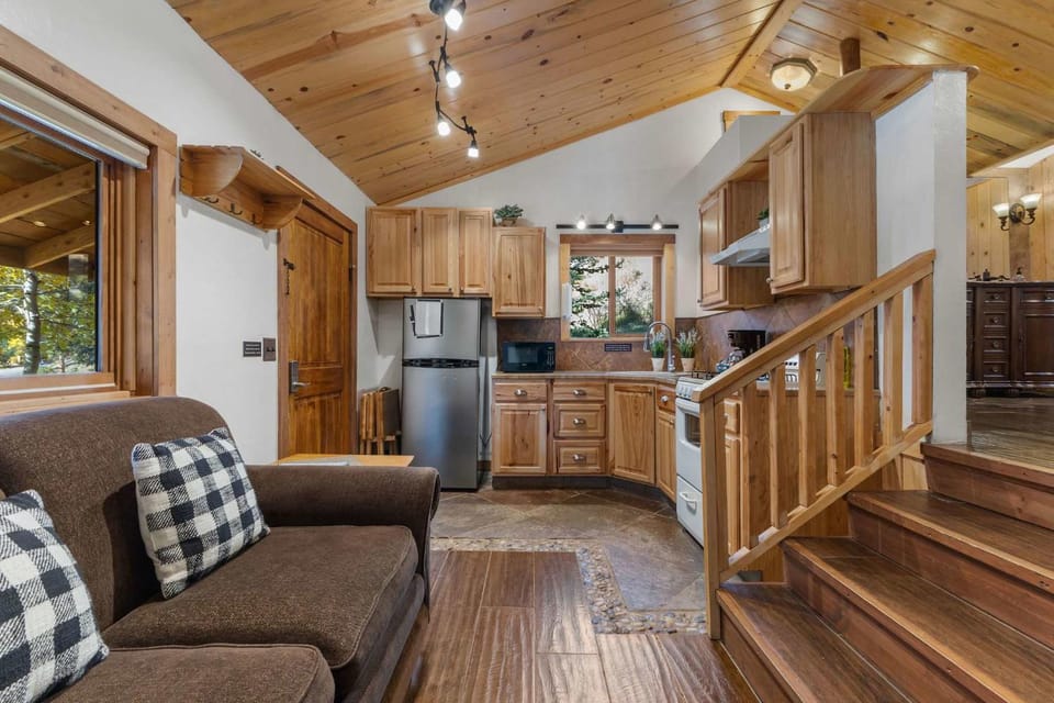 Cabin 5- Private Cabin w King bed kitchen porch Cabin in Estes Park