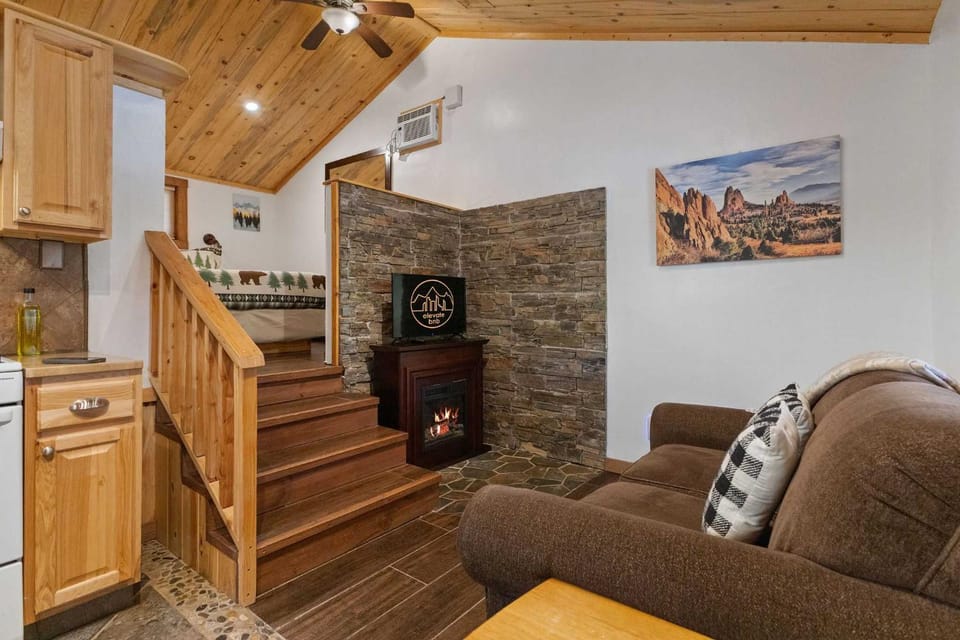 Cabin 5- Private Cabin w King bed kitchen porch Cabin in Estes Park