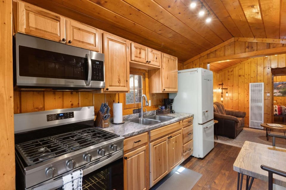 Cabin 6- Private Hot Tub 5 Min to RMNP Cabin in Estes Park
