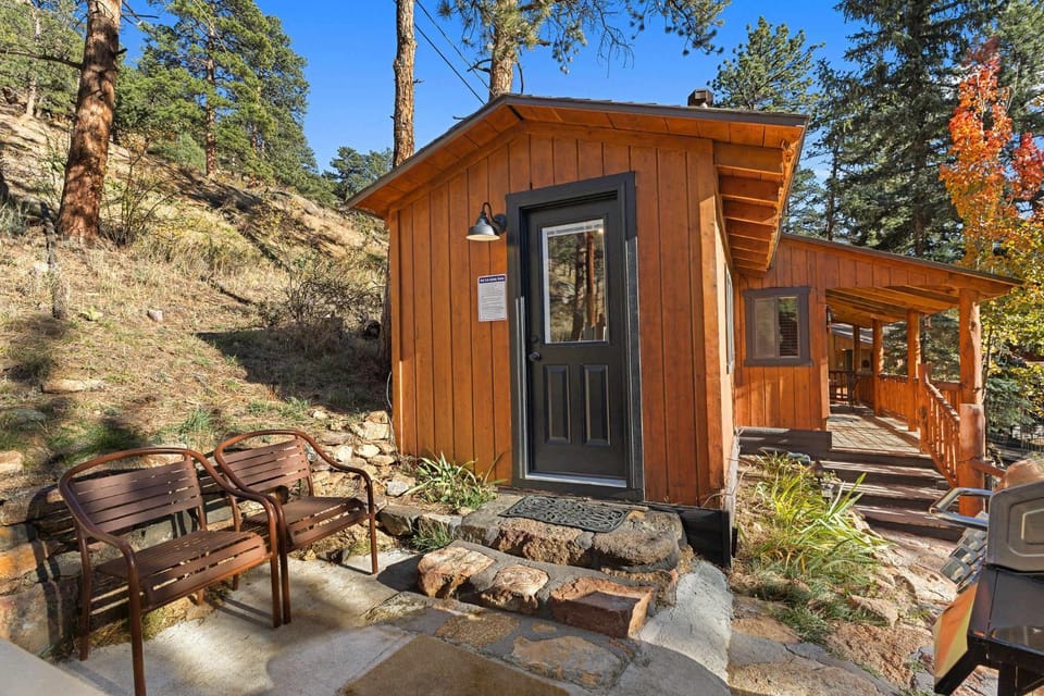 Cabin 6- Private Hot Tub 5 Min to RMNP Cabin in Estes Park