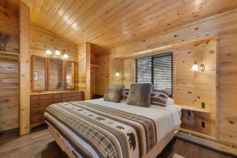 Cabin 8-Cozy King Loft Cabin 5 Min to RMNP Cabin in Estes Park