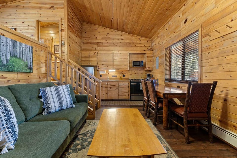 Cabin 8-Cozy King Loft Cabin 5 Min to RMNP Cabin in Estes Park