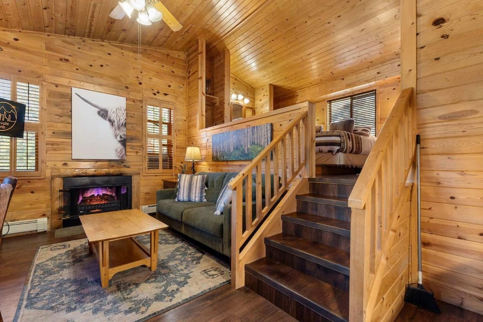 Cabin 8-Cozy King Loft Cabin 5 Min to RMNP Cabin in Estes Park