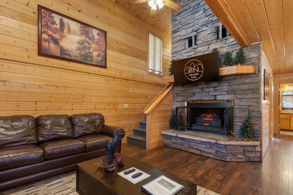 Cabin 9- Spacious cabin- 4 King beds- 2 baths Cabin in Estes Park