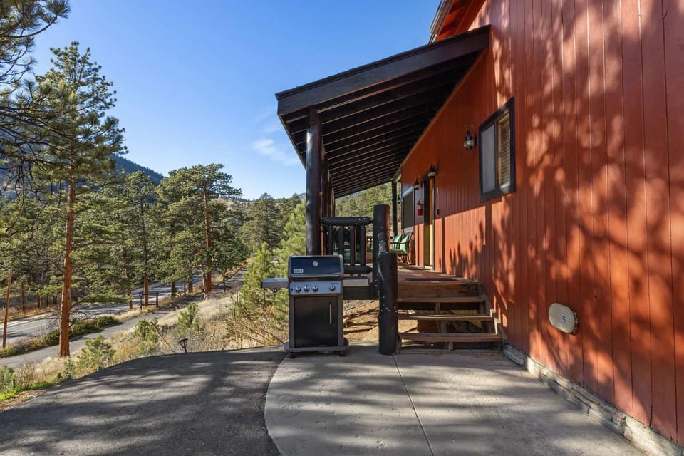 Cabin 9- Spacious cabin- 4 King beds- 2 baths Cabin in Estes Park