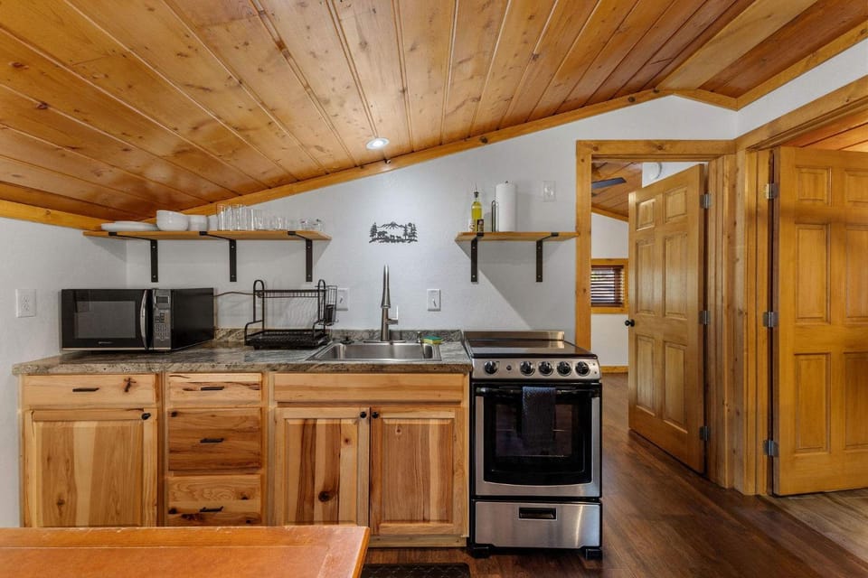 Cabin 10- King Cabin Mins to RMNP Cabin in Estes Park