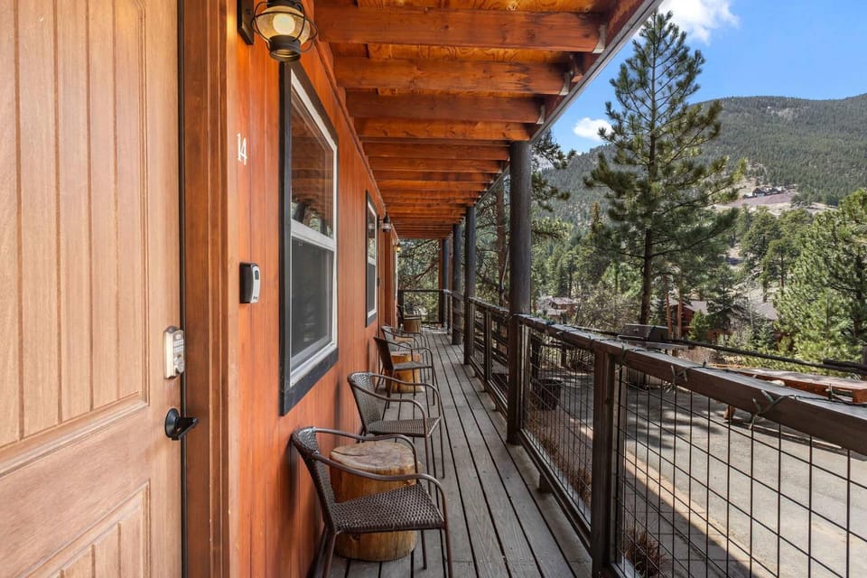 Cabin 14 - King Bed hotel-style unit Cabin in Estes Park