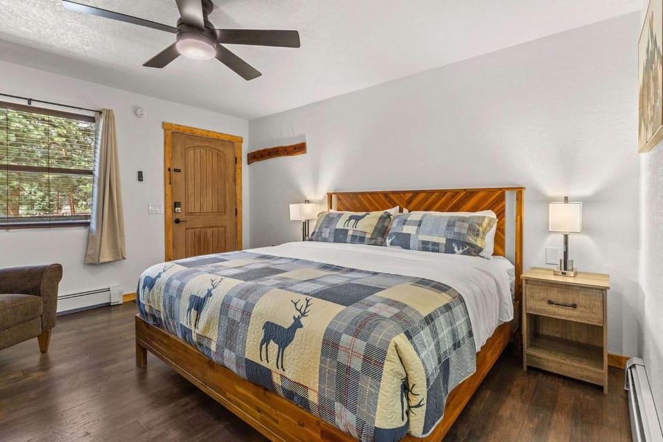 Cabin 14 - King Bed hotel-style unit Cabin in Estes Park