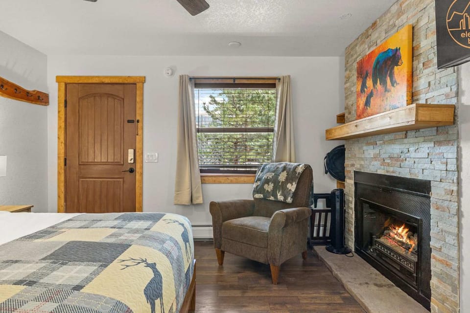 Cabin15 - King bed Hotel Style Unit Cabin in Estes Park