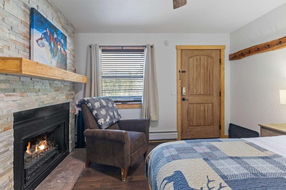 Cabin16 - King Bed Kitchenette & Bath Cabin in Estes Park
