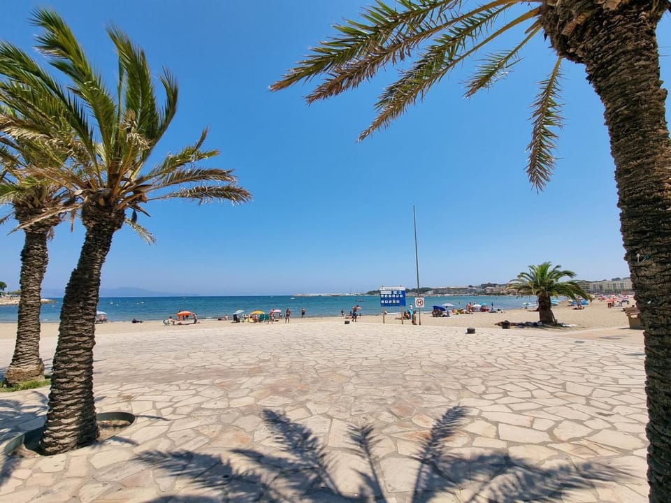 Acogedor apartamento a 50m de la playa con terraza, aire acondicionado y parking - HISP-236-82 Apartment in L'Escala