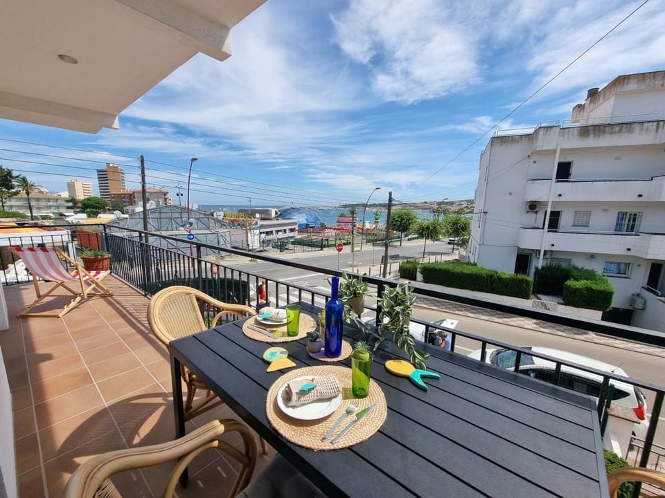Acogedor apartamento a 50m de la playa con terraza, aire acondicionado y parking - HISP-236-82 Apartment in L'Escala
