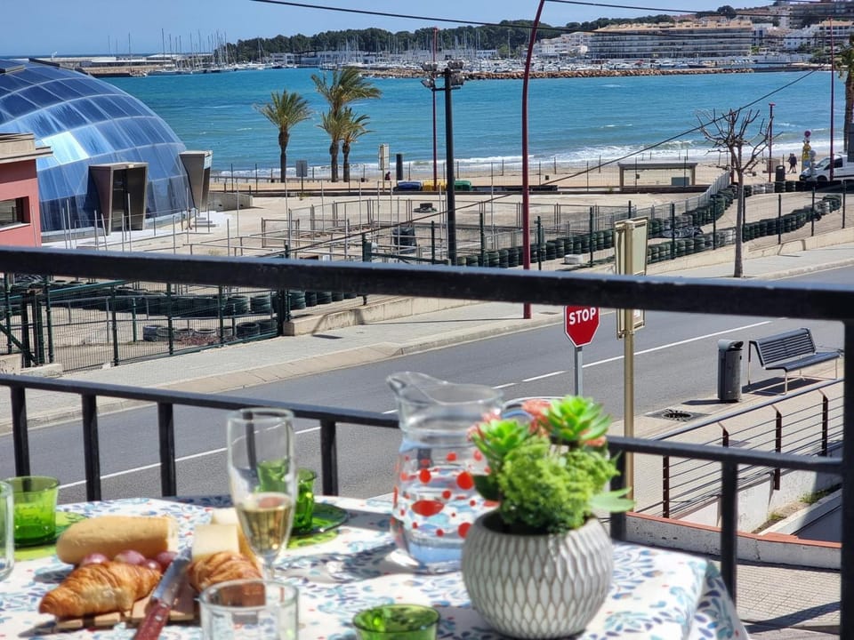 Acogedor apartamento a 50m de la playa con terraza, aire acondicionado y parking - HISP-236-82 Apartment in L'Escala