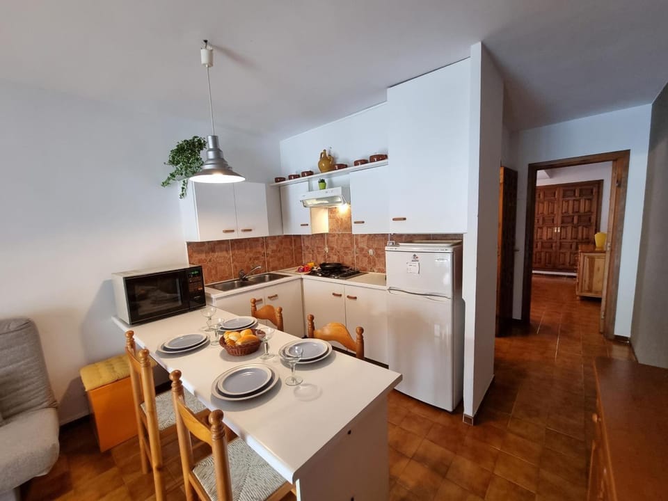 Apartamento acogedor con terraza a 400m de la playa - HISP-236-134 Apartment in L'Escala