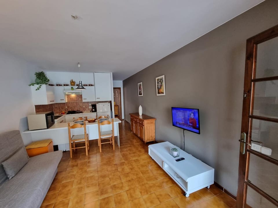 Apartamento acogedor con terraza a 400m de la playa - HISP-236-134 Apartment in L'Escala