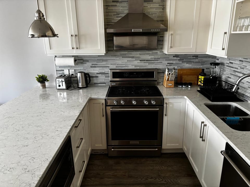 Coffee/tea facilities, Kitchen or kitchenette, Kitchen or kitchenette, dishwasher, stove, toaster, kitchen