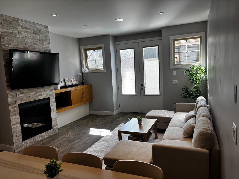 Communal lounge/ TV room, TV and multimedia, Living room, Seating area, Evening entertainment