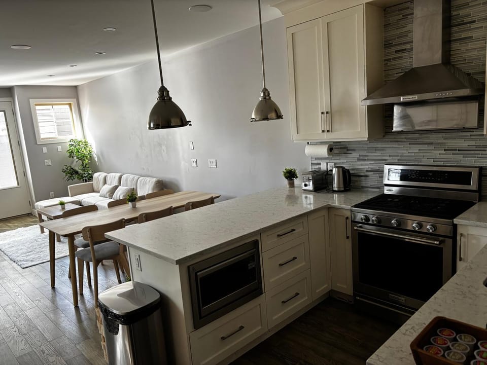Kitchen or kitchenette, Living room, Seating area, Dining area, dishwasher, oven, stove, toaster