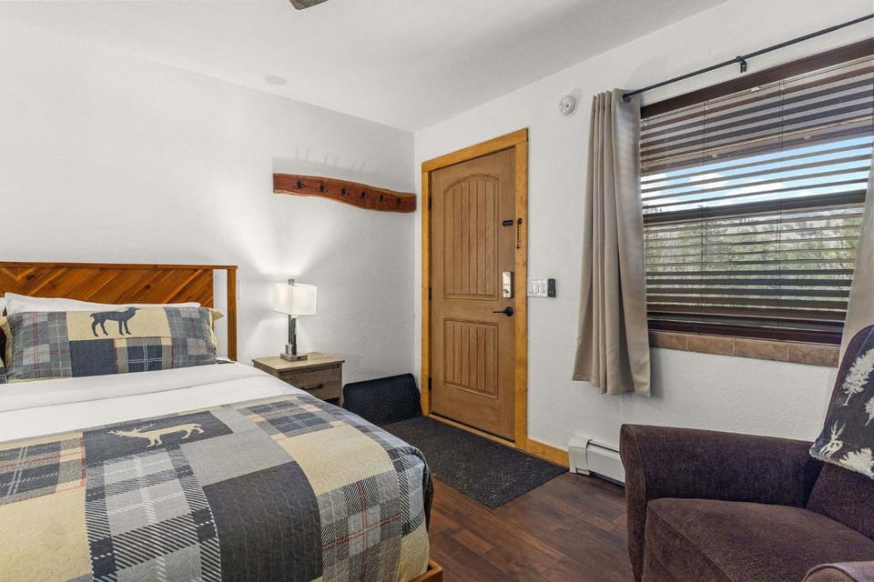 Cabin 18 - King Bed Mountain views Hotel Style Cabin in Estes Park