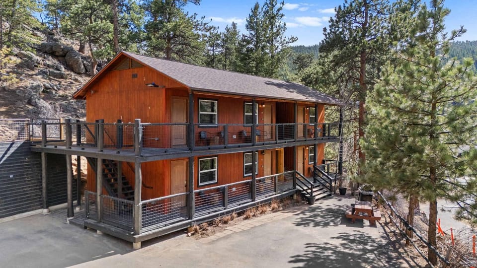 Cabin 18 - King Bed Mountain views Hotel Style Cabin in Estes Park