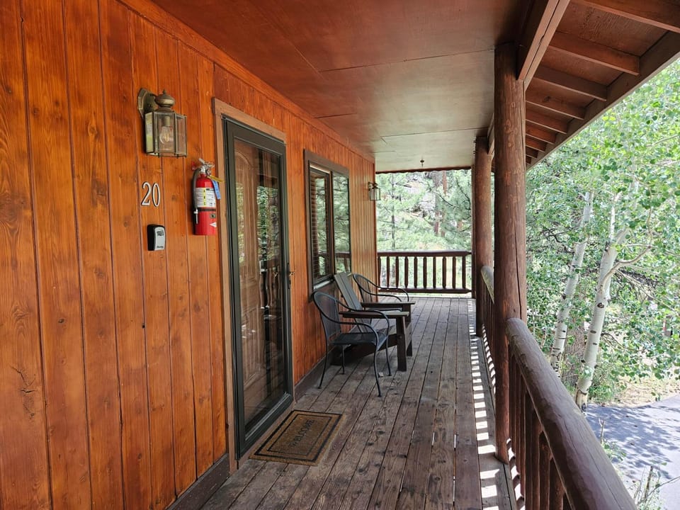 Cabin 20- King Cabin w Roku TV Full Kitchen Cabin in Estes Park
