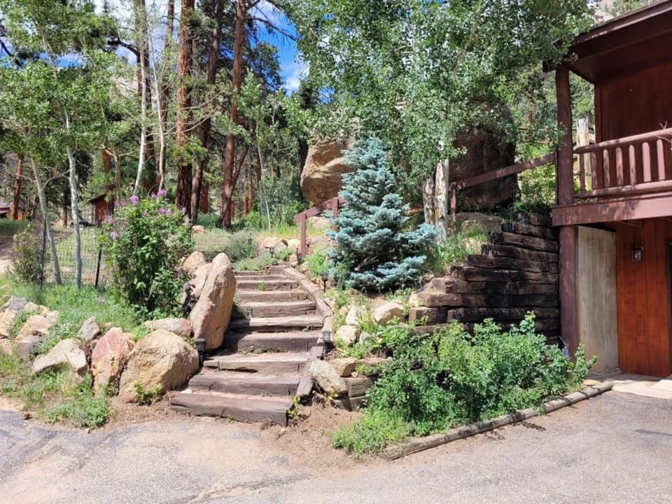 Cabin 20- King Cabin w Roku TV Full Kitchen Cabin in Estes Park