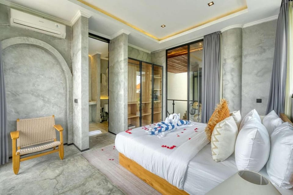 Modern 4BR Industrial - Tropical Escape in Umalas Villa in North Kuta