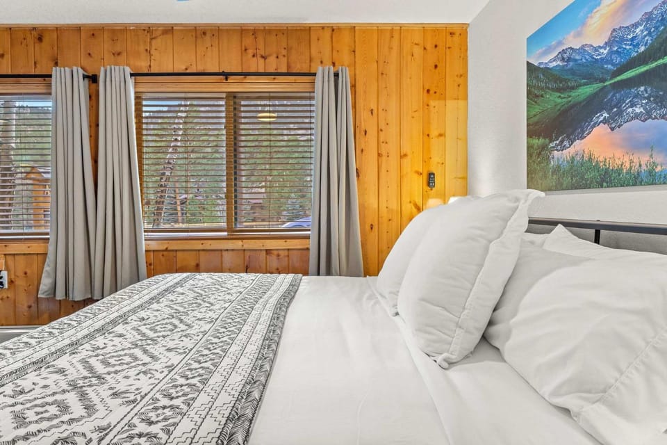 Cabin 21- Accessible Unit & King Bed Cabin in Estes Park