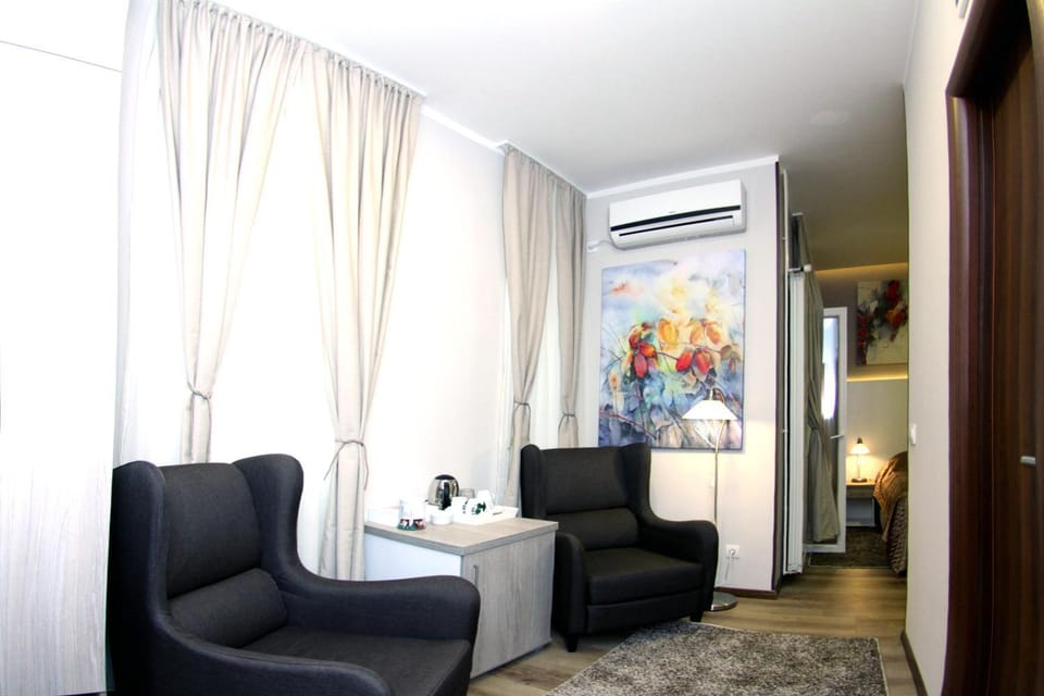 Day, Seating area