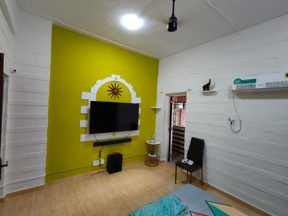 Bed, TV and multimedia, Bedroom