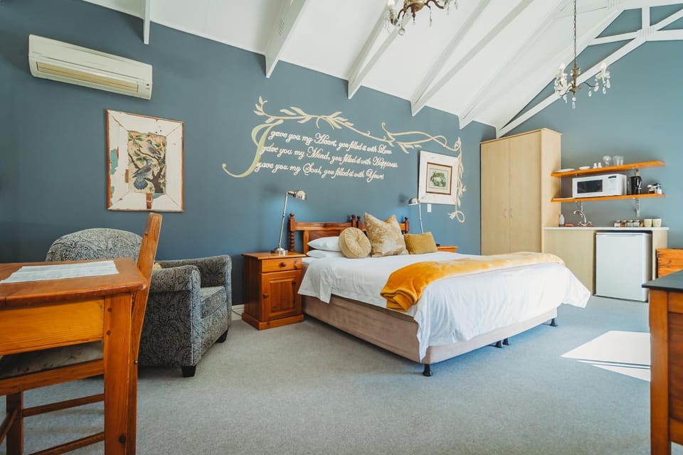 Photo of the whole room, Garden view