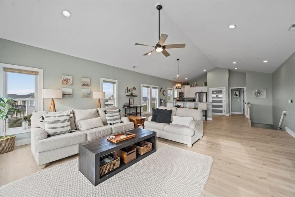 Sea Crest Vista- Oceanview Retreat Steps to Beach Apartment in North Topsail Beach