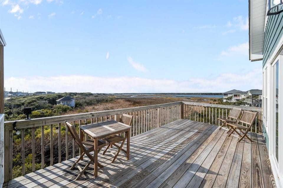 Sea Crest Vista- Oceanview Retreat Steps to Beach Apartment in North Topsail Beach