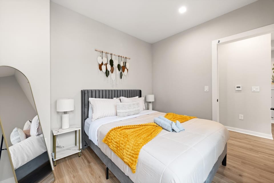 Bed, Photo of the whole room, Bedroom, internet, wardrobe