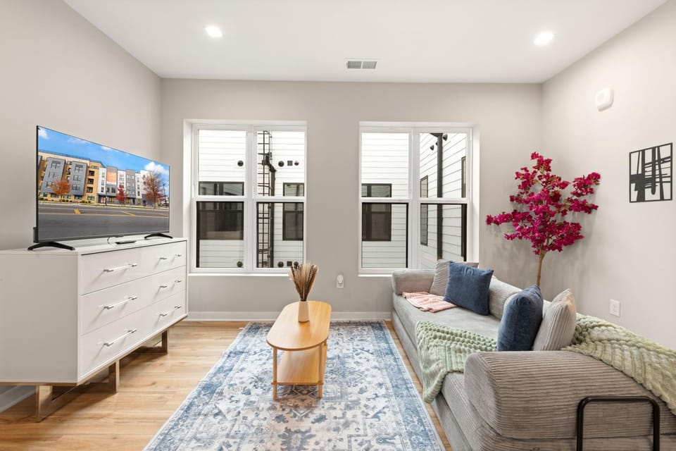 TV and multimedia, Kitchen or kitchenette, Living room, Seating area