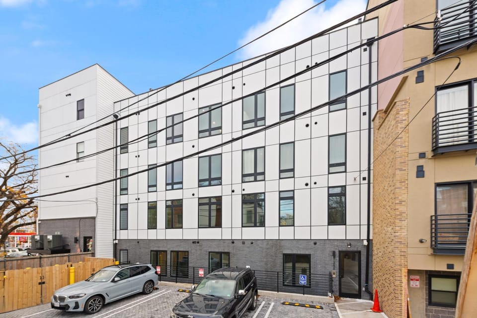 Property building, Day, Neighbourhood, City view, Street view, Location, Parking