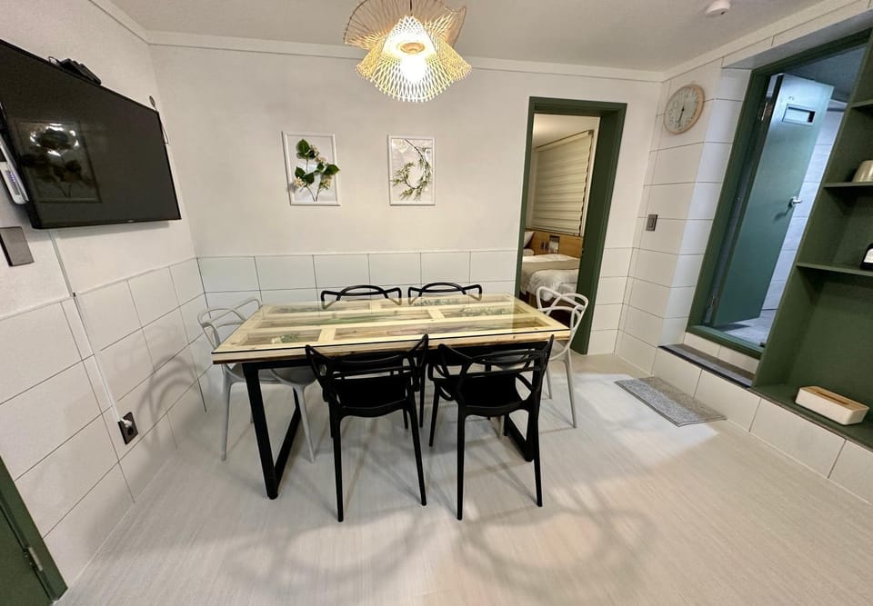 Kitchen or kitchenette, Dining area