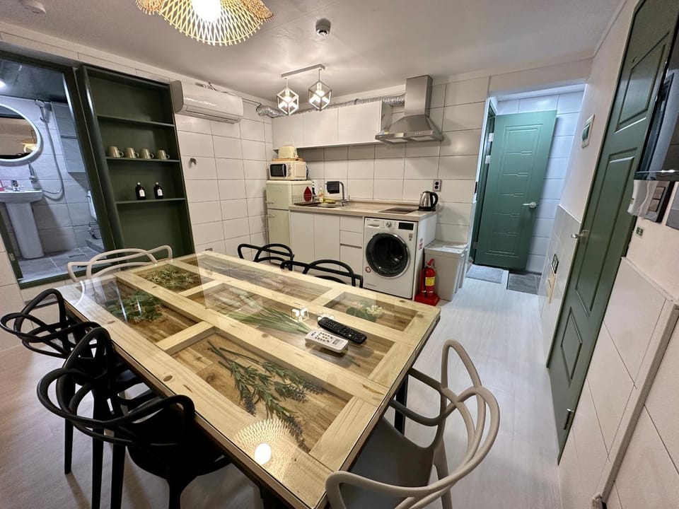 Kitchen or kitchenette, Dining area, pet friendly, stove