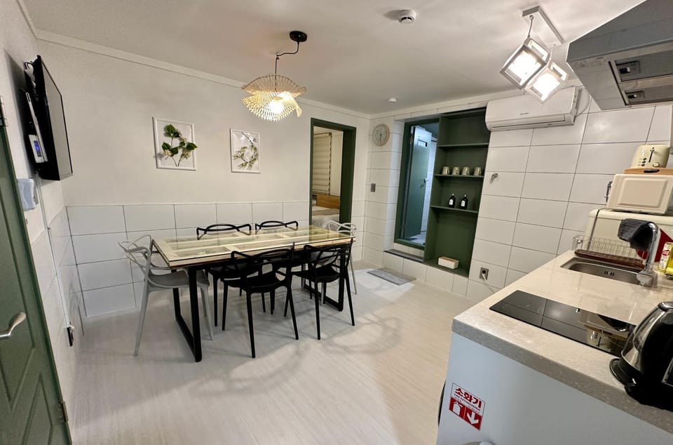 Kitchen or kitchenette, Dining area, pet friendly