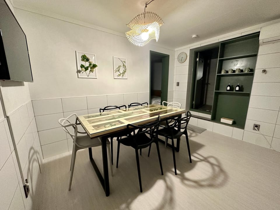 Kitchen or kitchenette, Living room, Seating area, Dining area