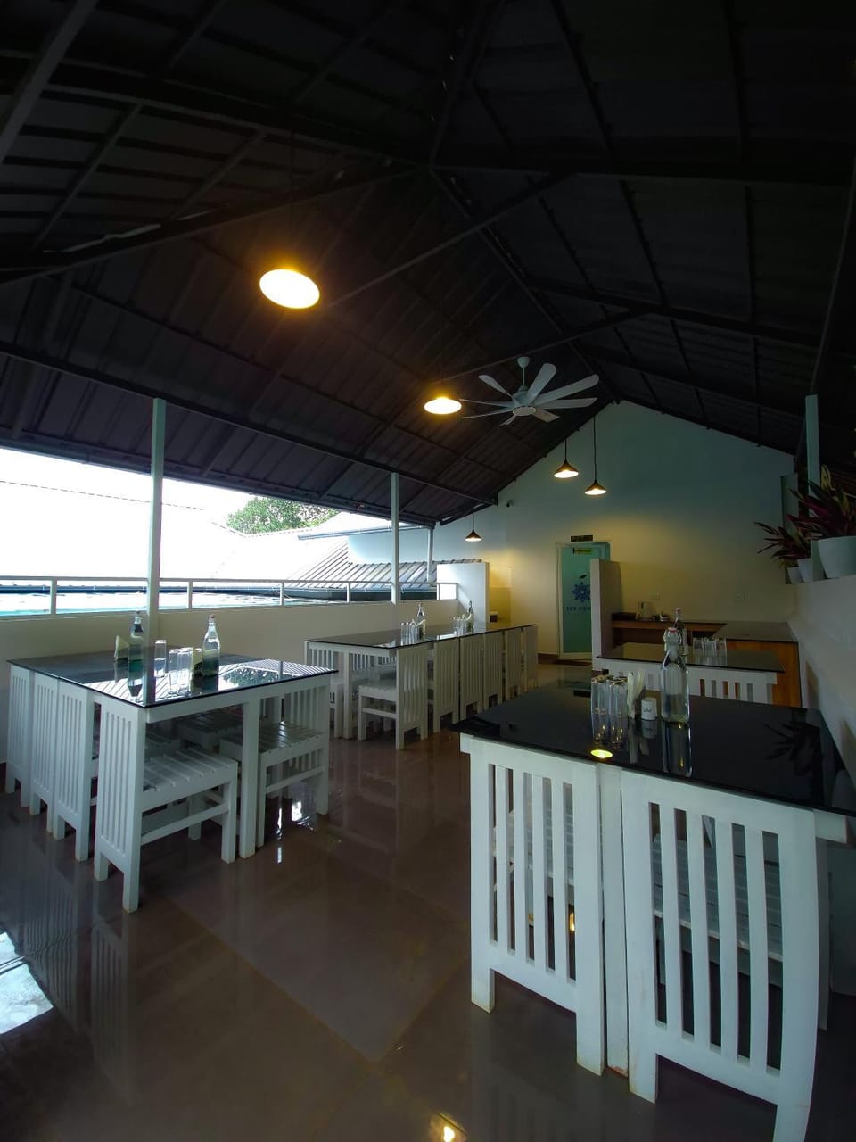 Restaurant/places to eat, Game Room, Food and drinks, Breakfast