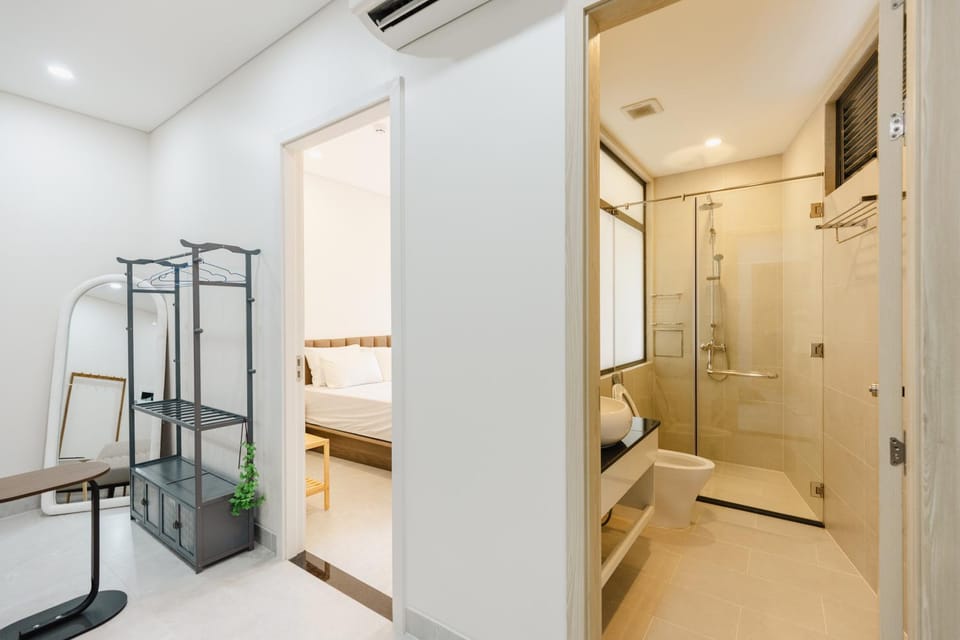 Shower, Bed, Bathroom, Photo of the whole room, Bedroom, towels